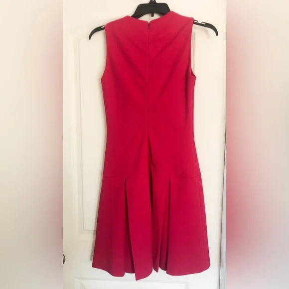 Alexander McQueen Red Sleeveless Pleated Dress. - Picture 7 of 10